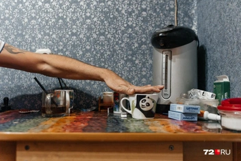 Дотягивается до кружки | Источник: Ирина Шарова / 72.RU