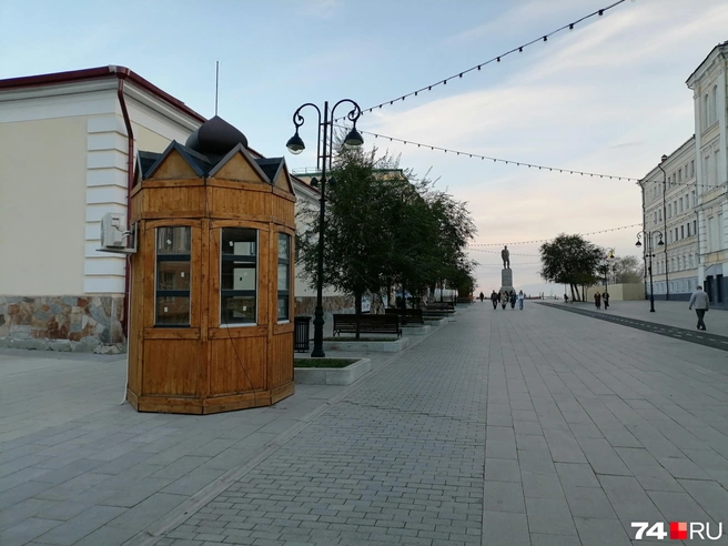 На самой пешеходной улице в будний день как-то уж очень безлюдно | Источник: Дарья Милославская