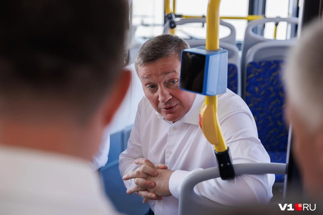 Что-то в новых автобусах заинтересовало губернатора | Источник: Алексей Волхонский / V1.RU
