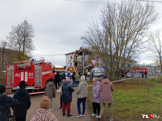 Люди ждут, когда им можно будет вернуться в квартиры | Источник: Максим Улитов/71.ru