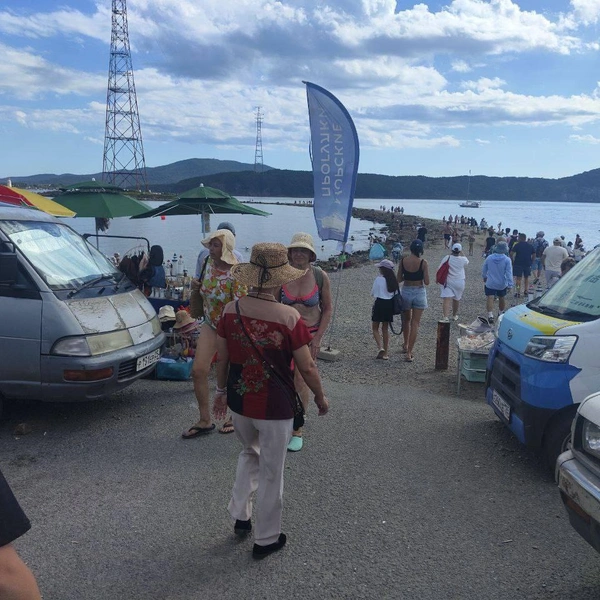 Продавцы заняли часть парковки и прогулочной зоны | Источник: Владивосток № 1 / T.me