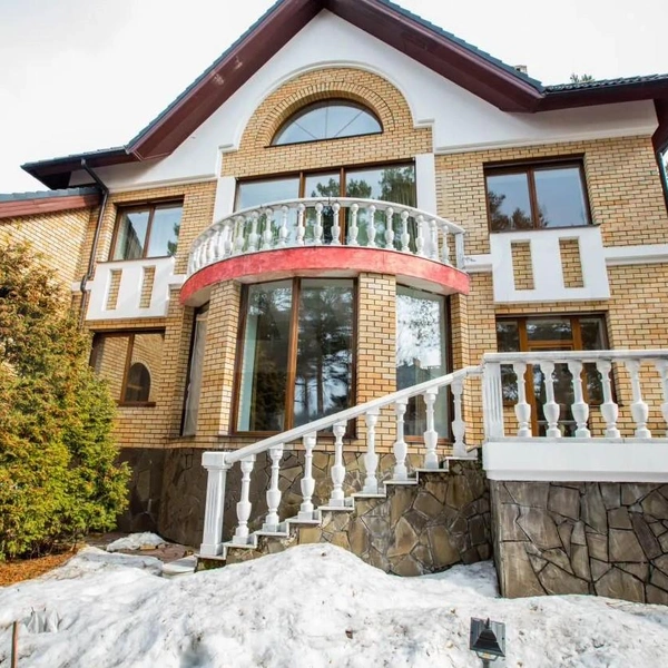 Так выглядит самый дорогой дом в Курье из тех, что находятся в продаже — он стоит 90 миллионов | Источник: Avito.ru