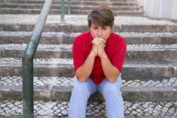 «Мне уже 58 лет, а мама до сих пор меня критикует. Как доказать ей, что моя неуверенность — ее вина?»