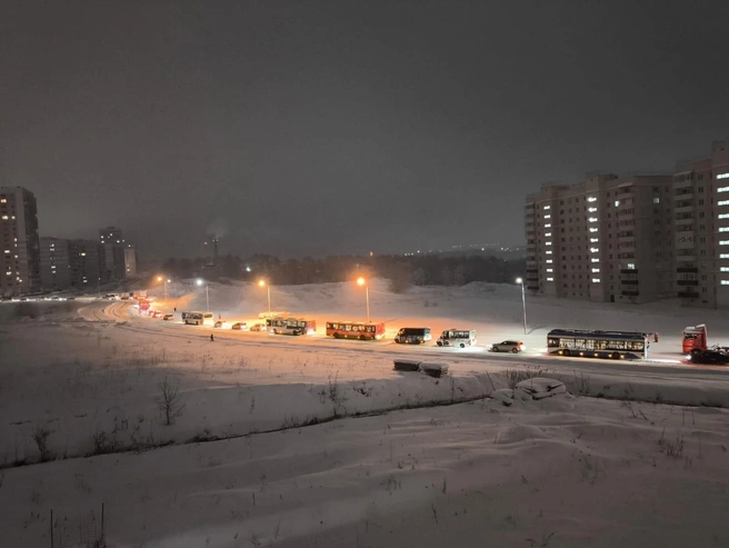 В Плющихинском жилмассиве собираются огромные пробки по утрам и вечерам | Источник: читатели НГС