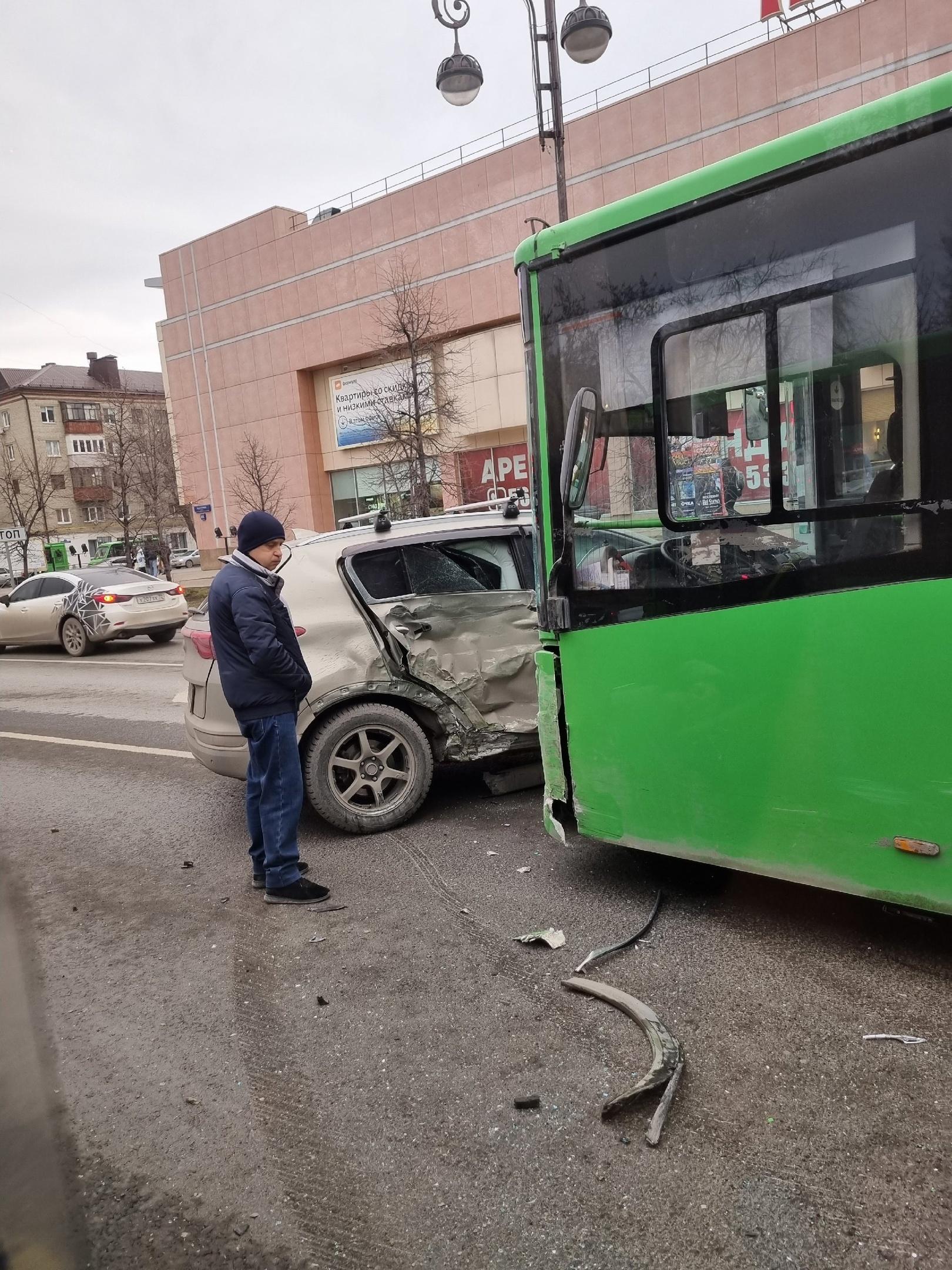 В центре Тюмени машина влетела в автобус с пассажирами: что случилось у ТЦ  Калинка - 17 ноября 2023 - 72.ру