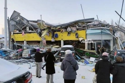 Video shows moment of Novosibirsk shopping center collapse