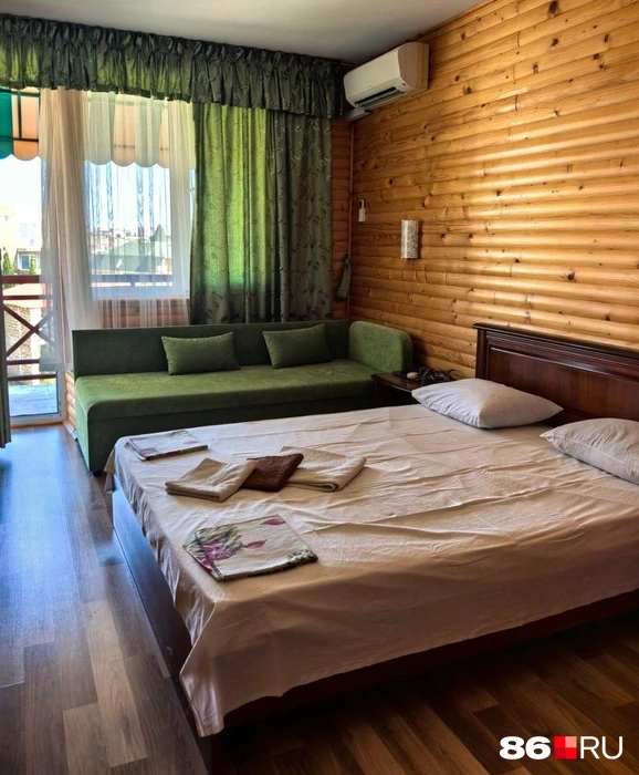 Номер в гостинице оказался довольно большим, с одной двуспальной кроватью и двумя односпальными диванчиками | Источник: Анастасия Шевякова / 86.RU