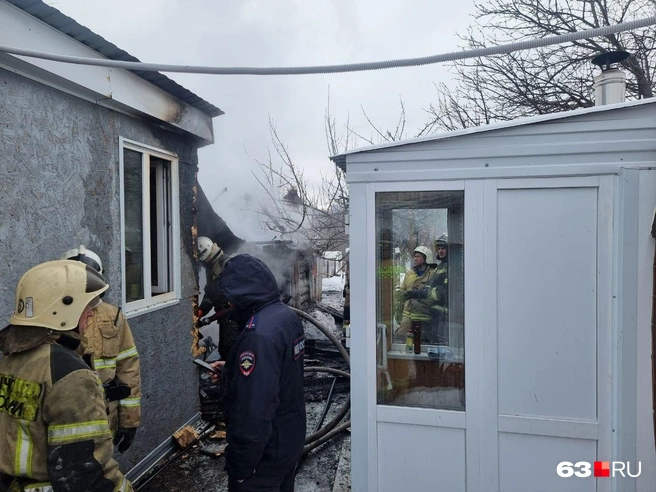 Полицейские также контролировали ситуацию во дворе | Источник: Роман Данилкин / 63.RU