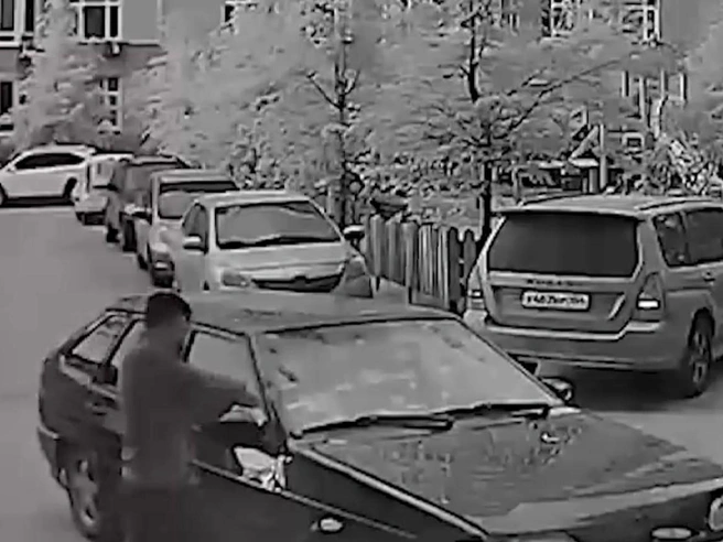 Мужчина наносит несколько ударов по лобовому стеклу | Источник: mash_siberia / Telegram