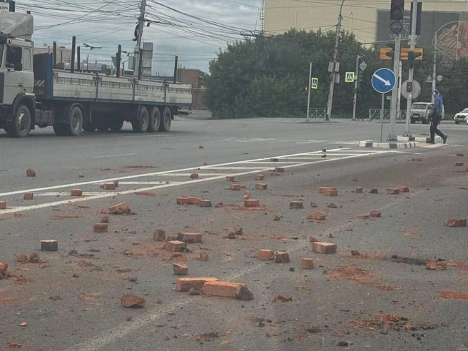 Кирпичи создали помехи на дороге | Источник: ЦОДД