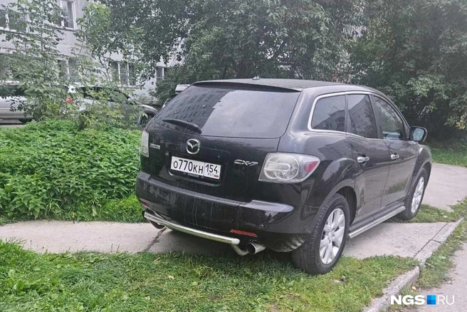 Что побудило женщину припарковаться именно здесь? Пишите свои предположения в комментариях | Источник: читатель НГС