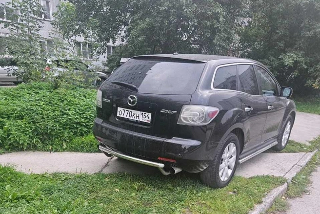 Что побудило женщину припарковаться именно здесь? Пишите свои предположения в комментариях | Источник: читатель НГС