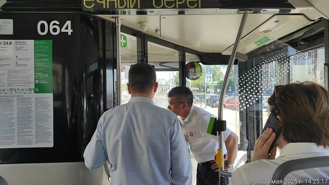 В троллейбусах кондиционеры, вроде, работают, но охлаждают недостаточно | Источник: Транспорт Челябинской агломерации / t.me