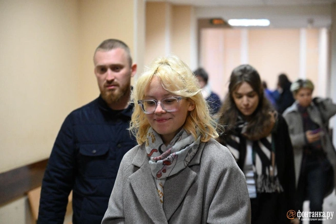 Солистку Stoptime Диану Логинову ведут в зал суда | Источник: Фонтанка