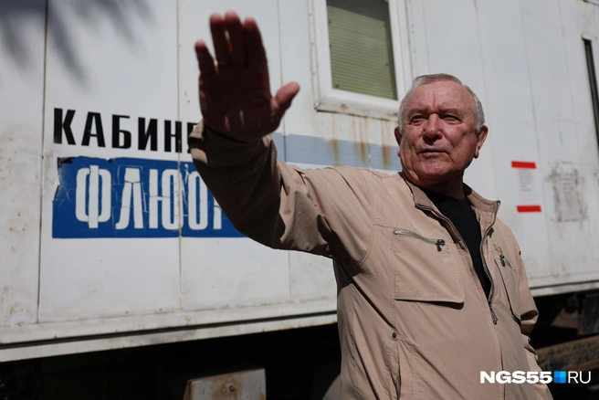 Жители ходят проверять легкие в фургончик на улице | Источник: Евгений Софийчук / NGS55.RU