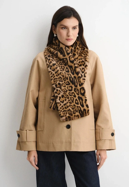 Меховые горжетки: как стилизовать самый модный аксессуар сезона