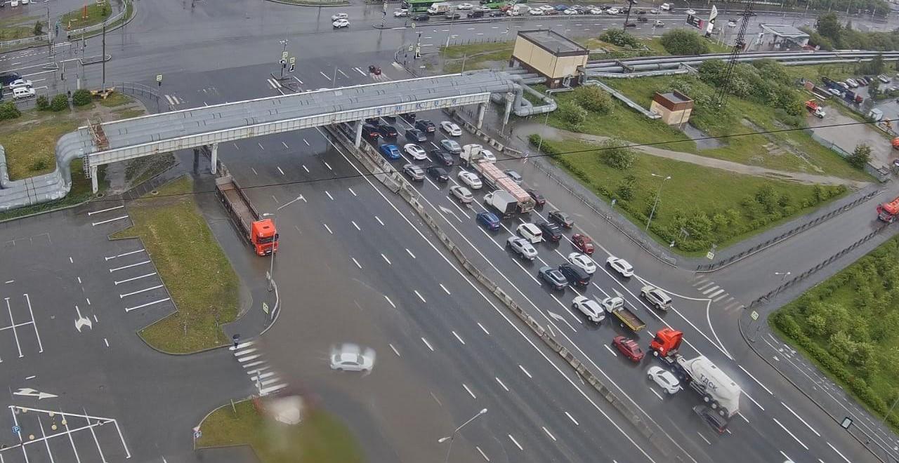 Ни пройти, ни проехать. В Тюмени после сильного дождя затопило улицы — фото, видео 