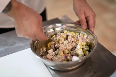 Как приготовить оливье на Новый год — видео