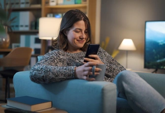 «Как только уезжаю на работу, невеста начинает переписываться с бывшими. Ума не приложу, что делать»