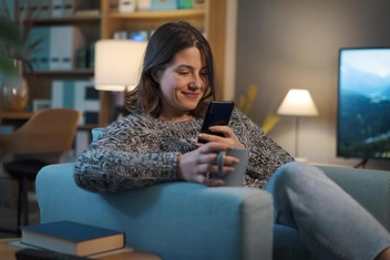 «Как только уезжаю на работу, невеста начинает переписываться с бывшими. Ума не приложу, что делать»