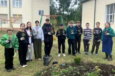 Полицейские Новгородского района посадили цветы с детьми