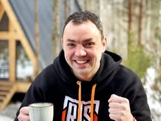 «Жене с малышкой на руках приходилось вкалывать»: Александр Гобозов рассказал о периоде, когда был на дне