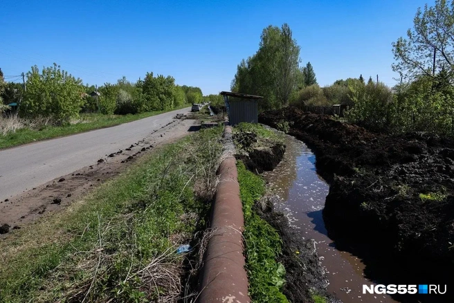 Прокопанные вдоль дороги рвы наполнились водой | Источник: Евгений Софийчук / NGS55.RU