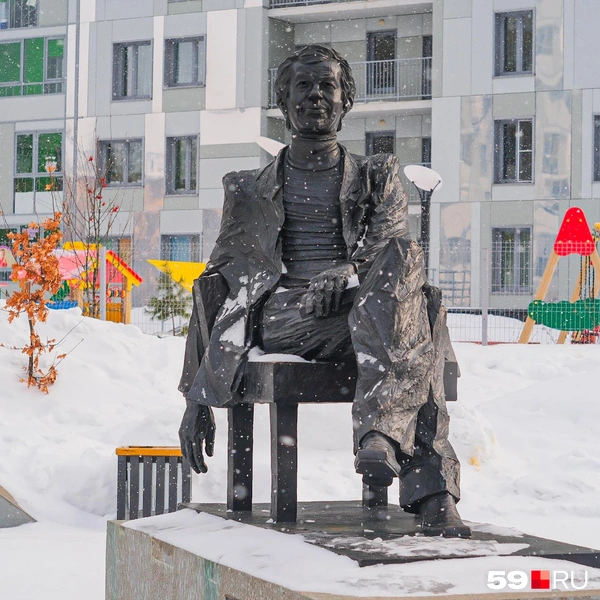 Здесь же — памятник актеру Герогию Буркову, герой которого в «Иронии судьбы» (6+) каждый год 31 декабря с друзьями ходит в баню | Источник: Тимофей Калмаков