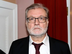 Вдова Симонова держится из последних сил, опираясь на сыновей на похоронах актера