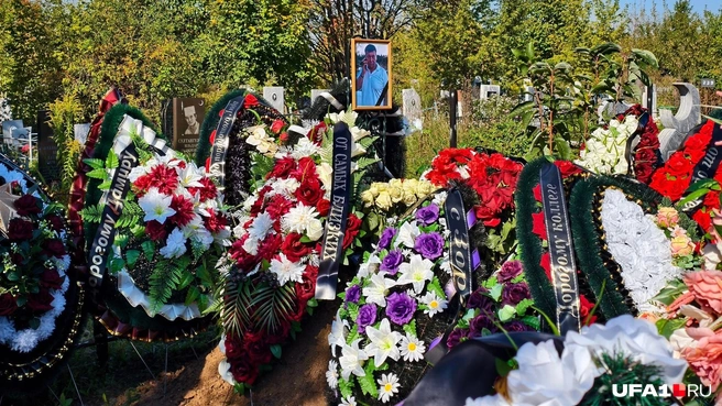 Одна из лент на могиле Дамира Уфимского (справа на фото) наталкивает на размышления | Источник: Булат Салихов / UFA1.RU