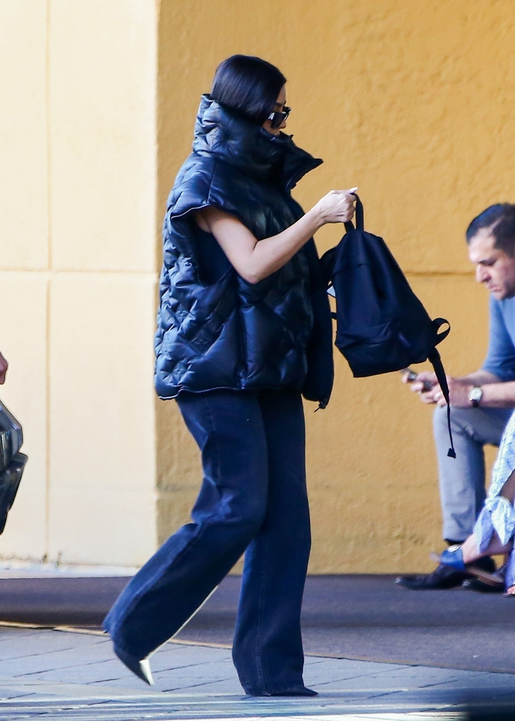 Фото №1 - Дутая жилетка Louis Vuitton, которую Ким Кардашьян носит с очень длинными джинсами