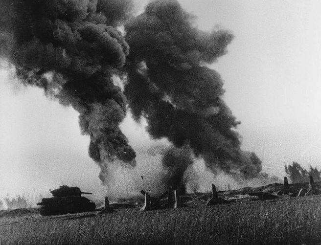 Советские танкисты на танках Т-34-85 взламывают немецкие оборонительные линии на границе с Восточной Пруссией | Источник: Михаил Савин