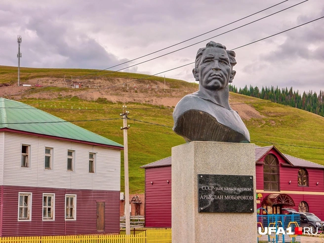 В центре стоит бюст самому известному выходцу из села | Источник: Булат Салихов / UFA1.RU