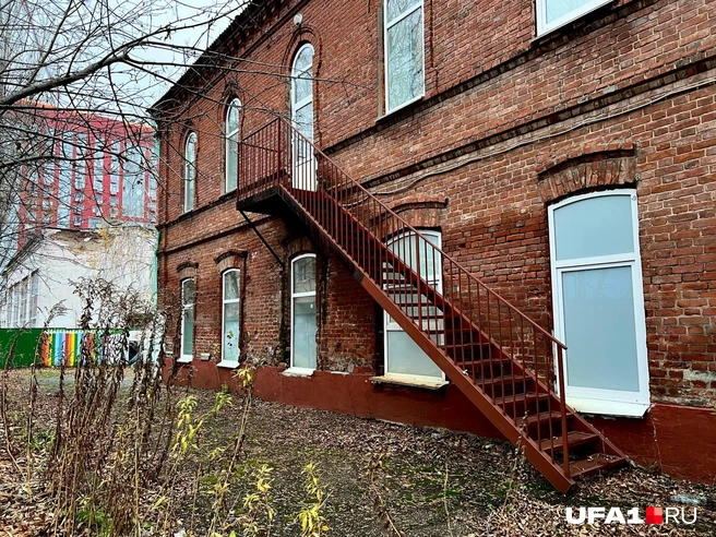 Здание много лет занимали школы | Источник: Андрей Бирюков / UFA1.RU
