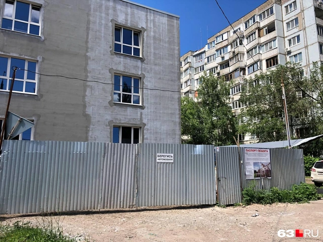 На стенде с паспортом объекта даты окончания работ не указаны | Источник: Алексей Ногинский / 63.RU