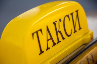 Екатеринбуржцы платят тысячи рублей за такси после снегопада