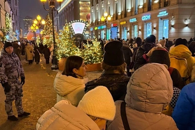 «Простояли час»: сотни людей в очередях на Арбате из-за весов