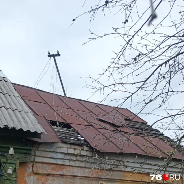 Пока новое жилье не достроили, Николай продолжает жить в своем доме без крыши | Источник: Антон Королев