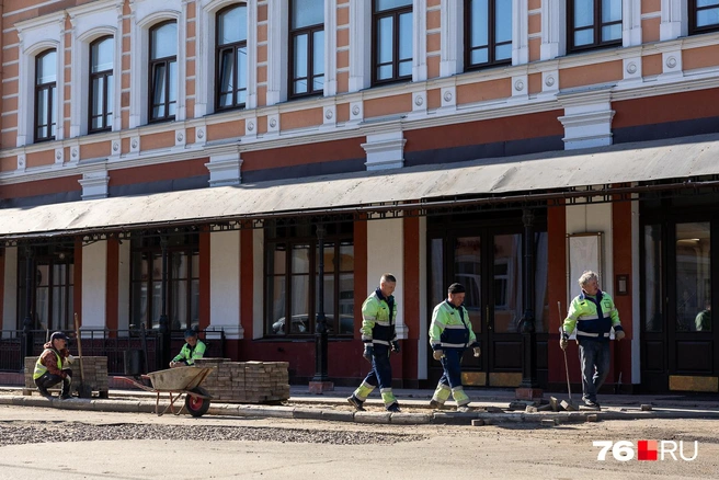 Вероятно, летних кафе на улице Нахимсона в этом году мы не дождемся  | Источник: Евгений Кудрявцев / 76.RU 