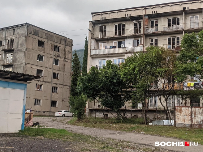 Многоквартирники в Ткуарчале. Дом считается жилым, если занята хоть одна квартира | Источник: Оксана Витязь