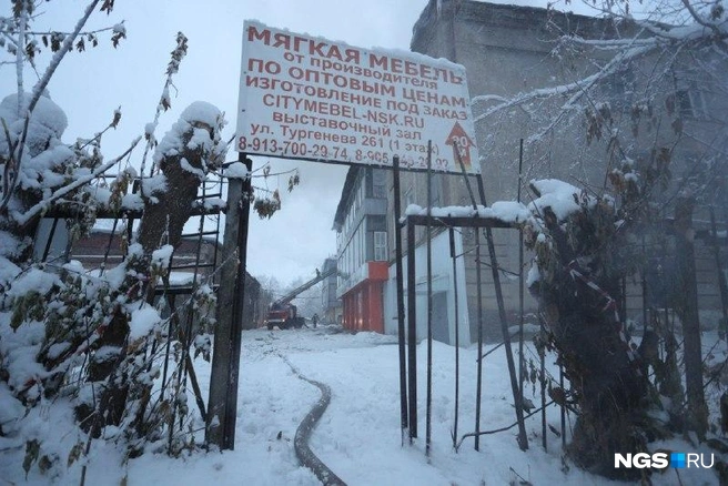 В здании указаны минимум две компании, занимающиеся продажей мягкой мебели | Источник: Андрей Бортко / NGS.RU