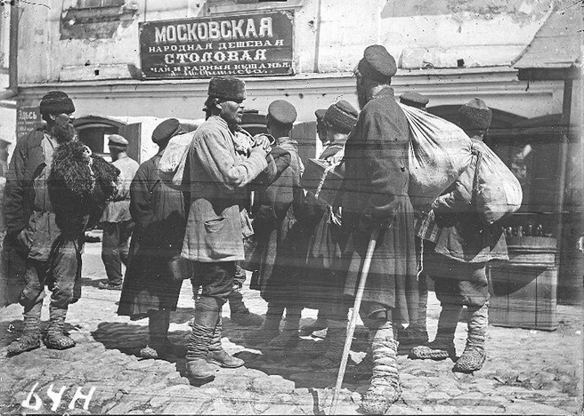 Фото у народной столовой на «Миллионке», 1900 год | Источник: Симанский Н. Н. / pastvu.com