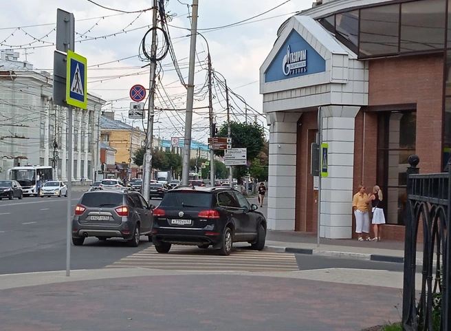 В центре Рязани автомобиль припарковался на «зебре» | ya62.ru