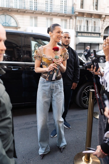 Главная по стилю ретро: Белла Хадид вышла в топе, который нужен всем этим летом | marieclaire.ru