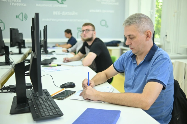 Чаще всего москвичи выбирают обучение по направлениям в сферах промышленности, услуг и строительства | Источник: Департамент труда и социальной защиты населения Москвы