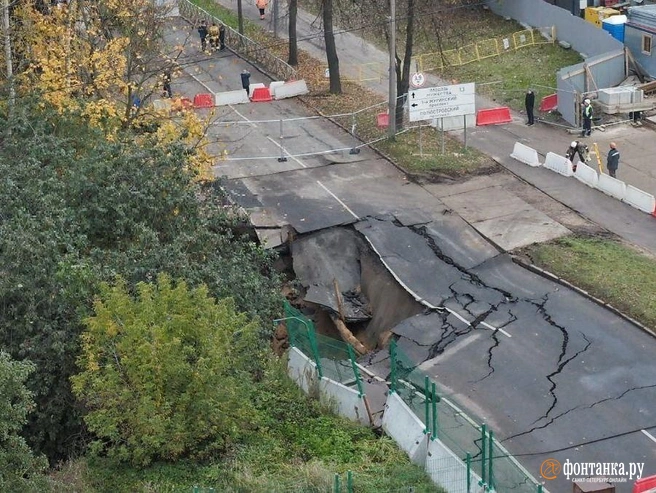 Это уже провал или еще просадка? Что происходит на улице Харченко, откуда экстренно вывезли жителей | Источник: Михаил Огнев / «Фонтанка.ру»