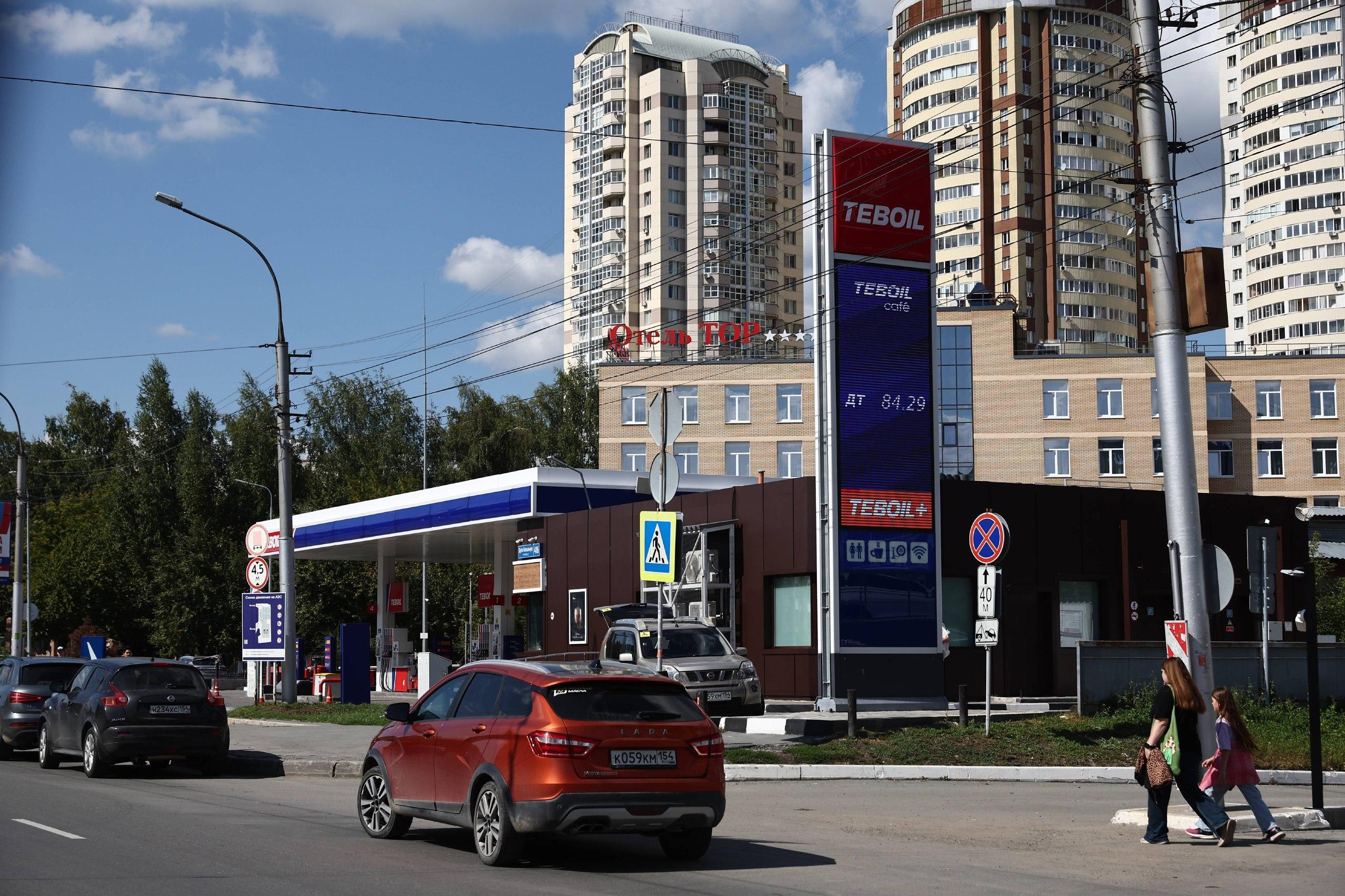 <p>К Teboil возле Калининского универмага стоит несколько машин, хотя никто не заправляется </p>