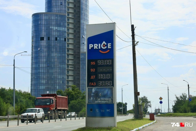 Стоимость топлива на незавимой АЗС Priсe: АИ-95 — 93 рубля за литр, ДТ — 110 рублей за литр, газ — 30,8 рубля за литр (до кризиса был в районе 22–25 рублей за литр) | Источник: Михаил Шилкин
