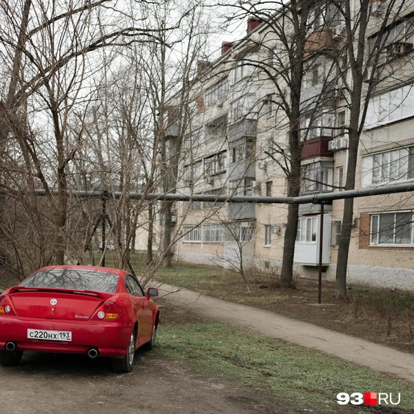 Многим приходится оставлять машины на газонах | Источник: Дарья Паращенко / 93.RU