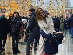Пельмени и «Щелкунчик»: Наталья Водянова привезла 5-летнего сына в Москву на сутки